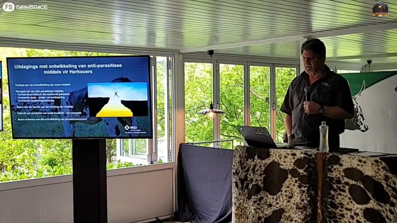 MSD spreek die gehoor toe oor dieregesondheid by die Nguni Regainer Groep boeredag en veiling.