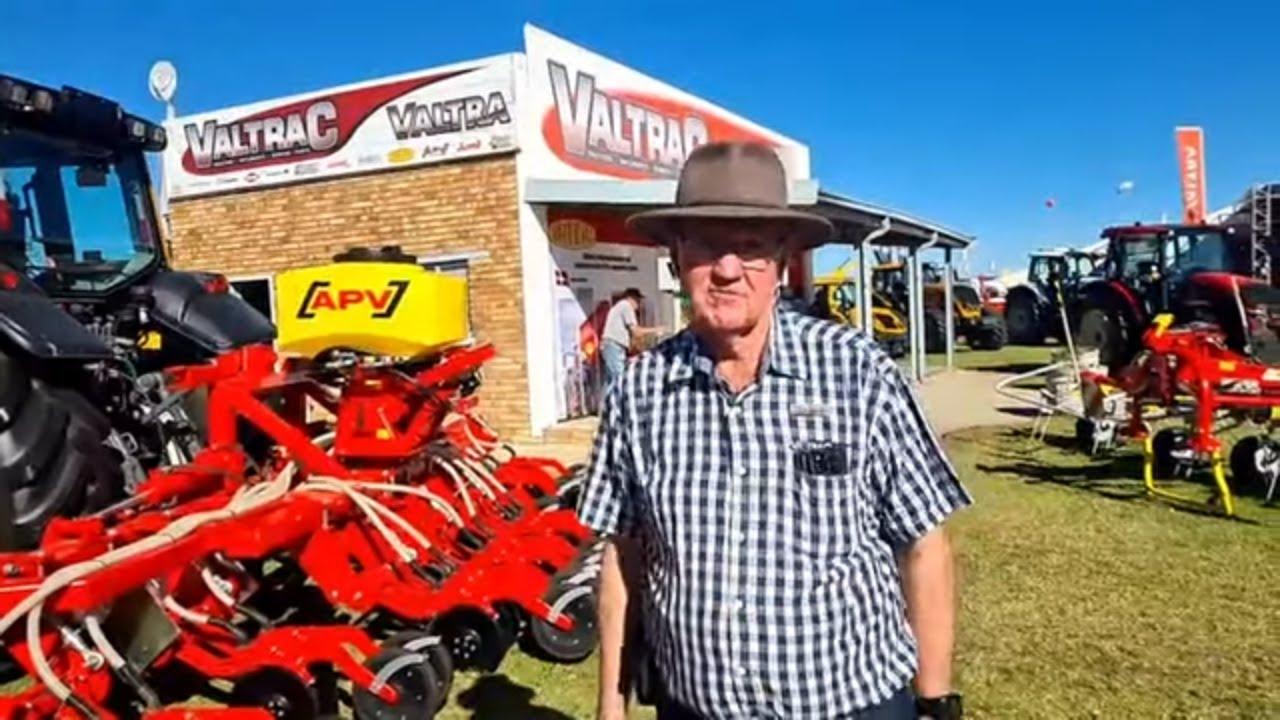 Wil jy tussen jou rye plant? Valtrac het 'n APV planter wat van toepassing is op dekgewasse.
