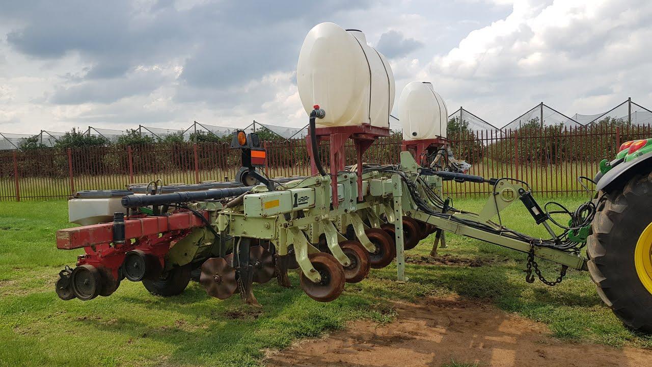 8 ry Orthman met MF 555 karretjies op Kwaliteit Trekker En Implement Veiling Sonder Grense 21-24 Feb