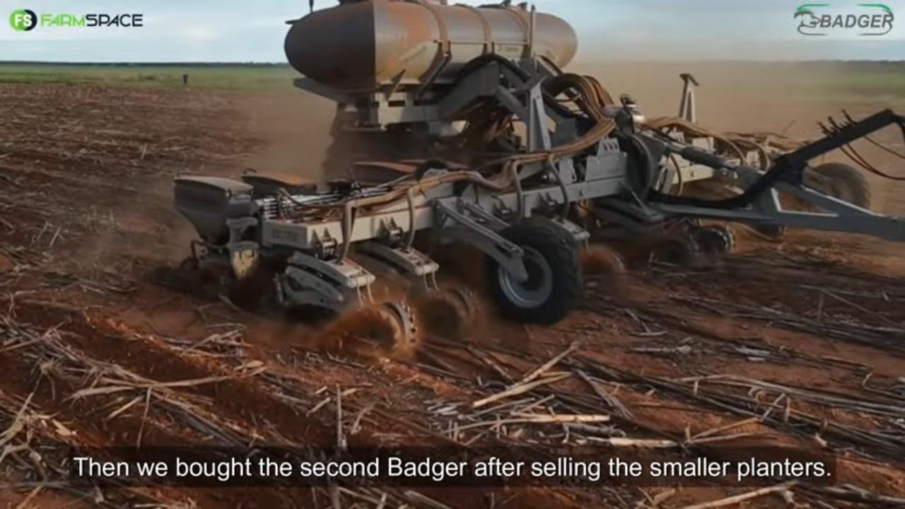 Kyk hoe werk hierdie Badger Eco-Till planters op die rye deur 'n klein huisie vol sonneblom stokke!