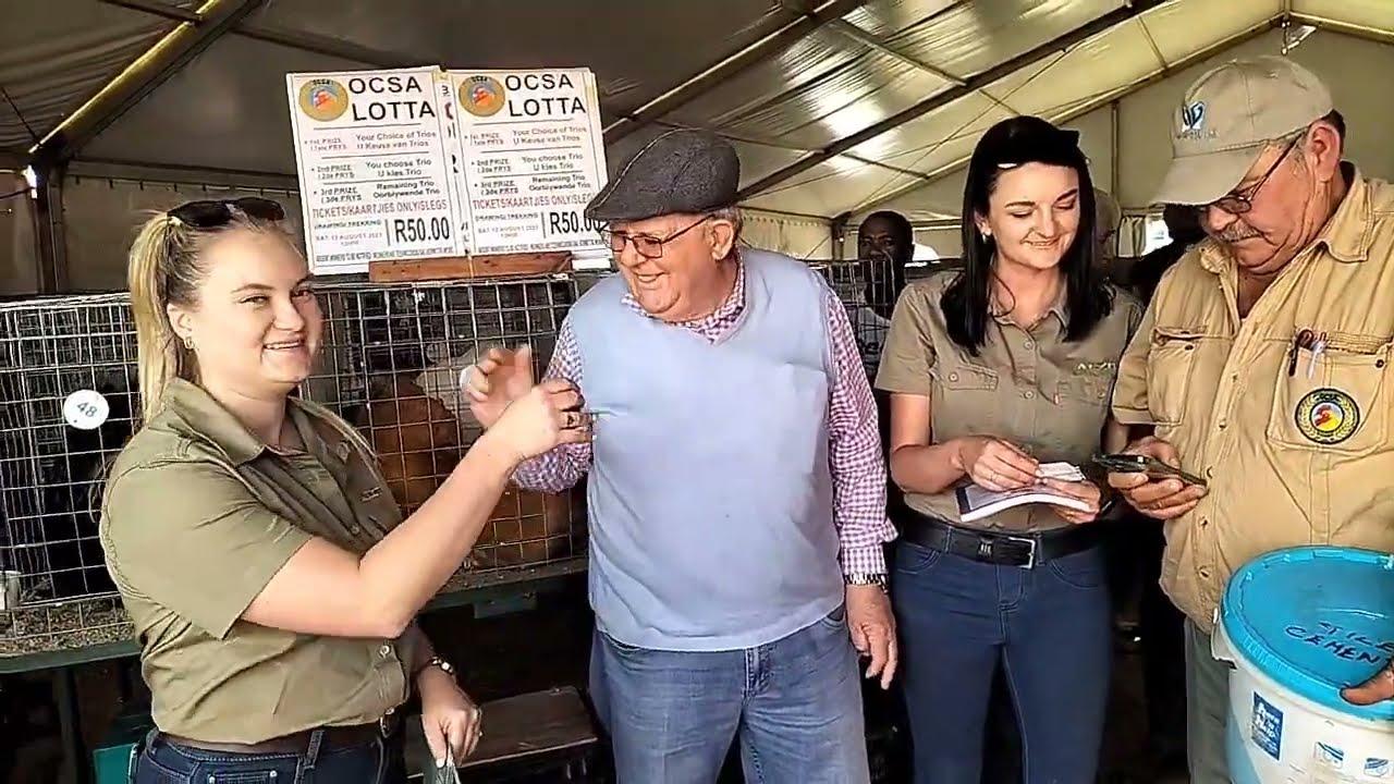 Hier word hoenders uitgedeel by KragDag 2023