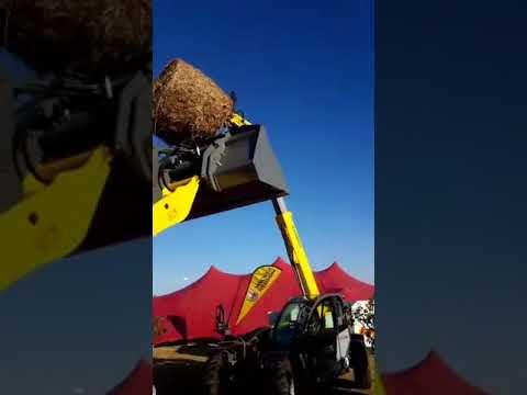 Kyk die wheel loader. Hak bak aan en af sonder om uit die kajuit te klim.
