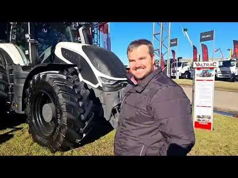 Valtrac South Africa se 3 pragtige wit trekkers staan en pronk hier op NAMPO 2026.