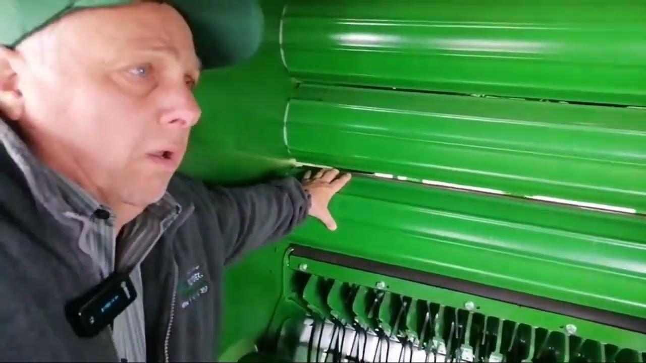 Jano kuier by Jupidex en gesels met Davel oor die McHale balers by Nampo 2022.