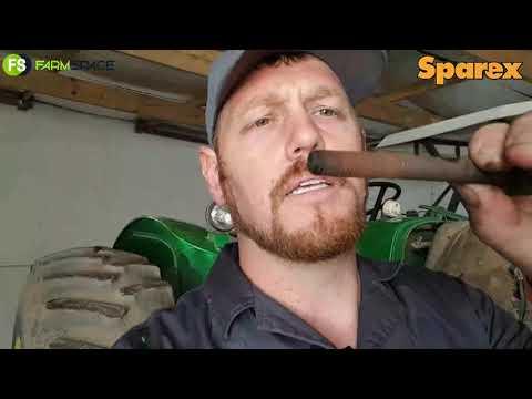 Jano kuier in Ceres by n John Deere en gaan vir ons wys hoe om die top gasket te vervang