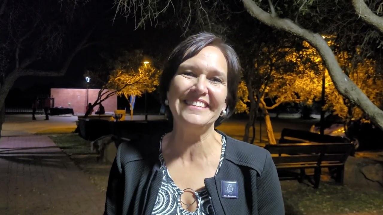 Tinus gesels met Alda oor die nuwe dinge waarna jy kan uitsien by die Bloemskou.