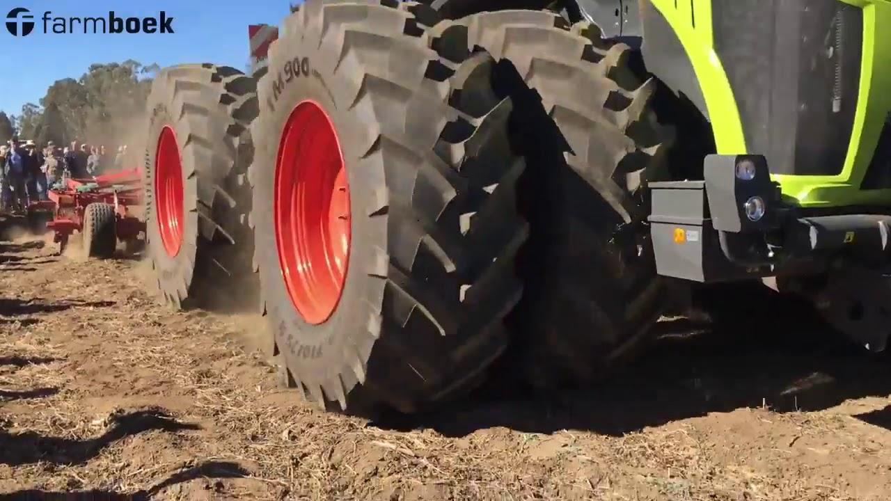 The Xerion and the Arion shows their muscles with the implements at the VAL Farmers Day 2019