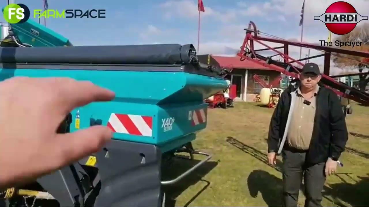 Abrie van Hardi vat ons deur hulle produkreeks hier op Nampo Oesdag - Harvest Day 2022.