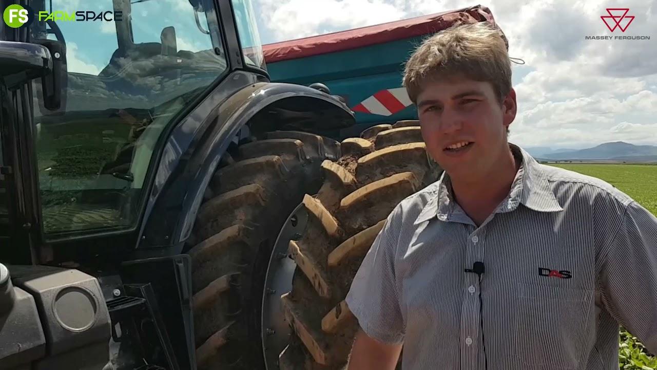Swart Massey Ferguson 7720 S tegniese deurstap