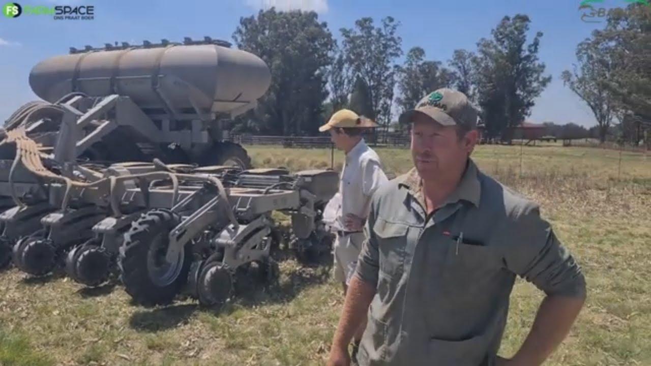 Hoe plant 'n Eco-Till Badger in turf? Ons ry saam met Johan van Reitz.