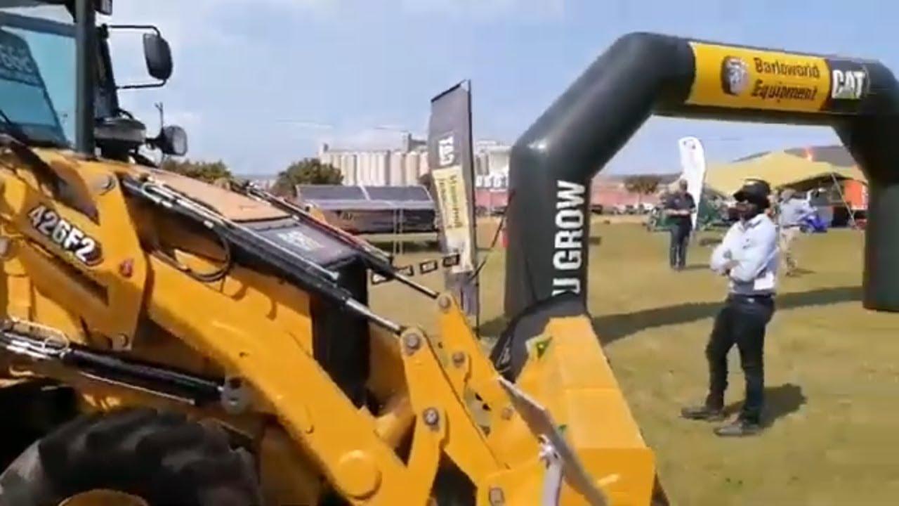 Ons stop by die groot geel masjiene hier op Nampo Kaap 2022