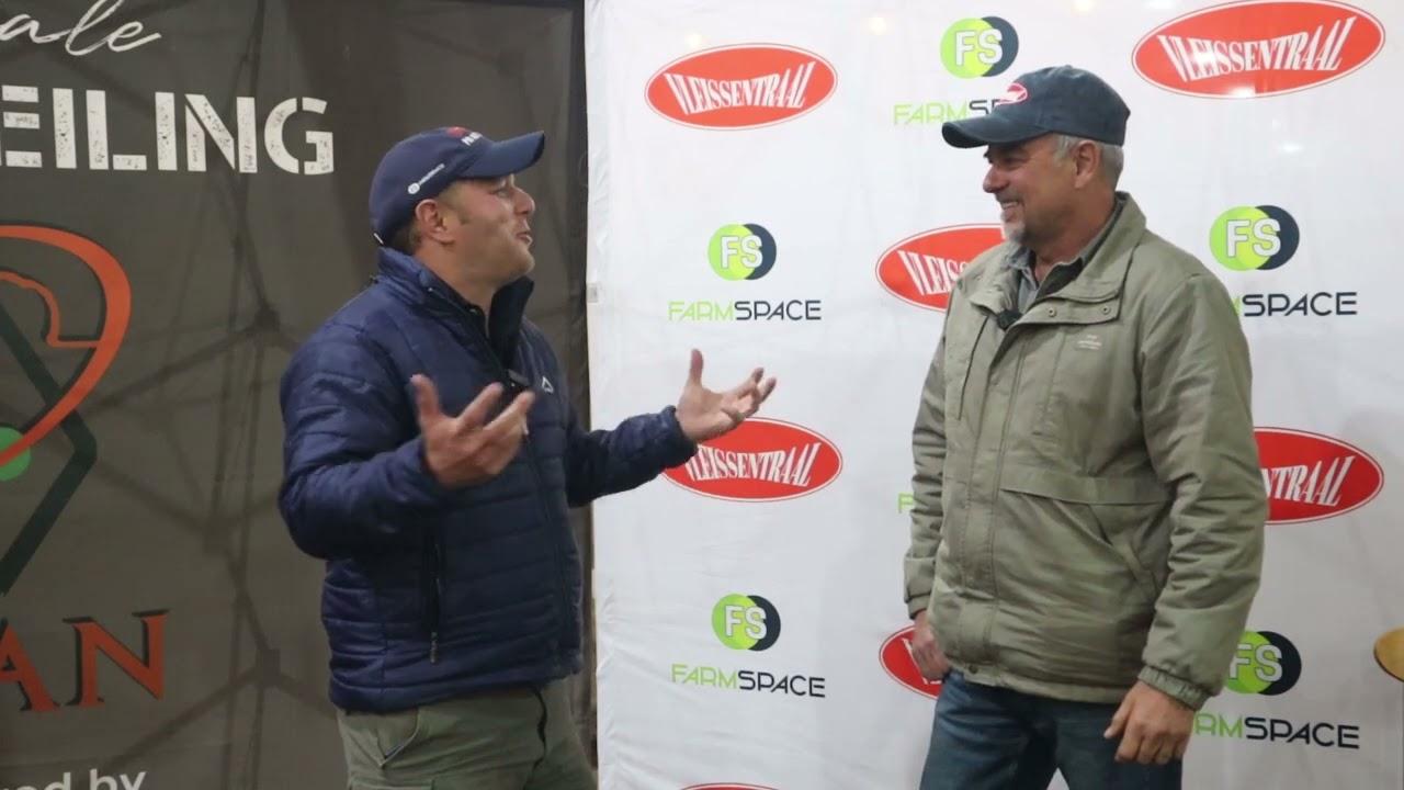 Francois Smit het rede om te glimlag, R1 500 000 vir sy bul, ons gesels met hom na die veiling.