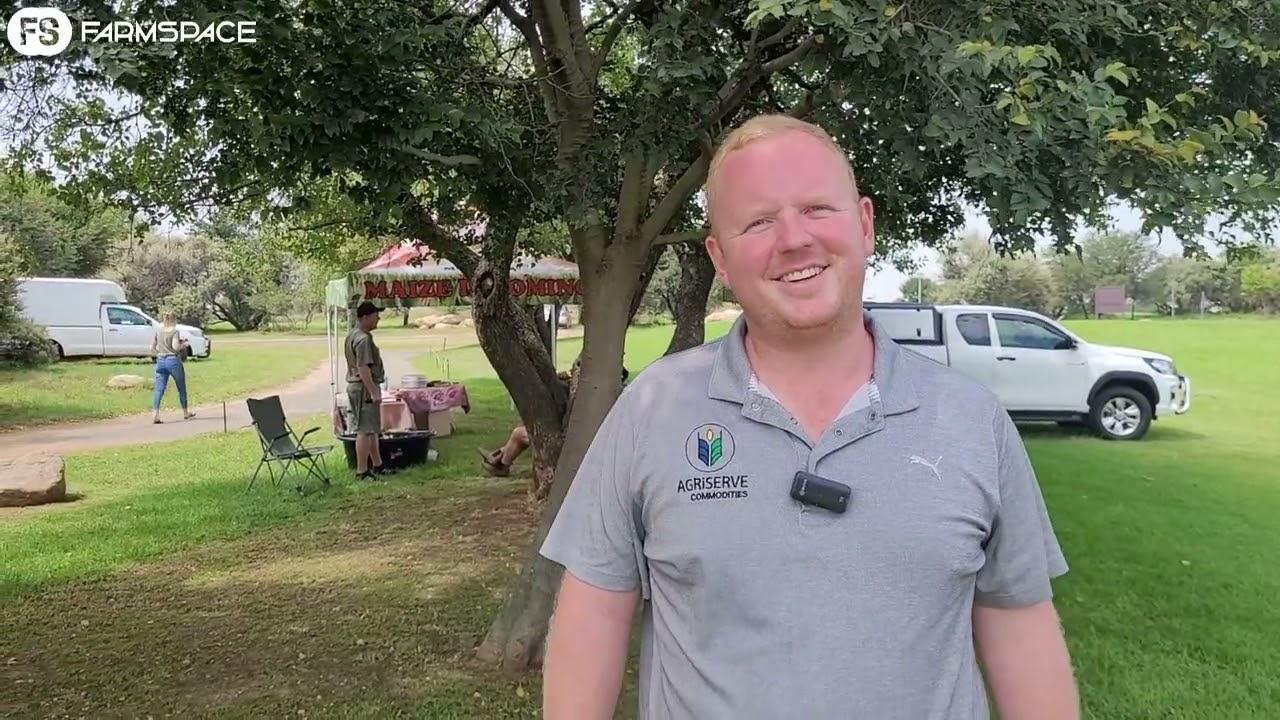 Byron van Agriserve gesels met Tinus by die Weiveld Gholfdag.