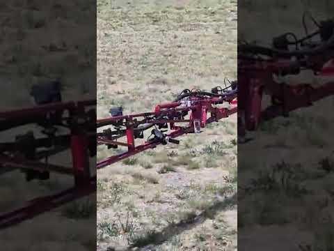 Kan 'n glas water staande bly op die Case IH Patriot spuit se boom terwyl die spuit werk?