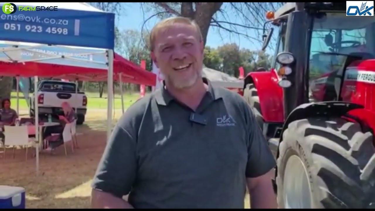 Ons gesels met Willie van OVK hier by Agriculture.Golf se gholfdag.