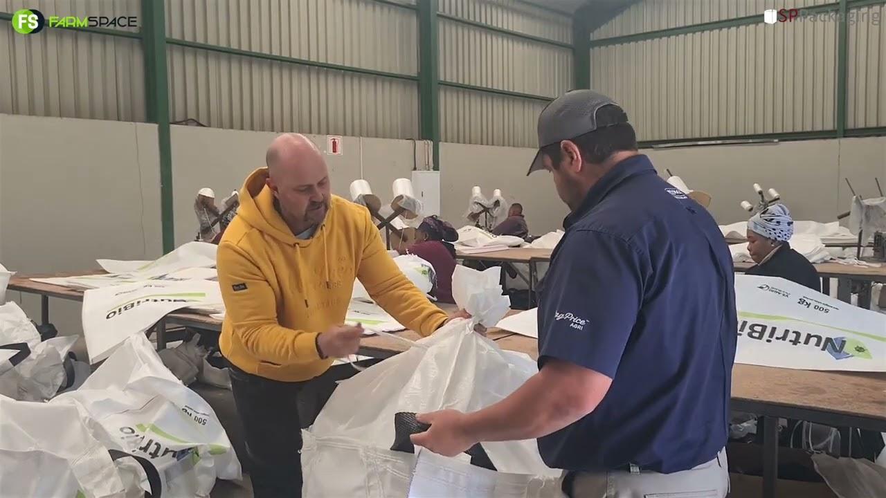 Hoe word massa kunsmis sakke gemaak? Jacques van SP Packaging vat ons verder.
