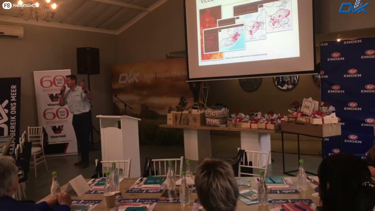 Emil van Santam gesels met die dames by die OVK Vroueboeredag oor rampversekering vir jou plaas.