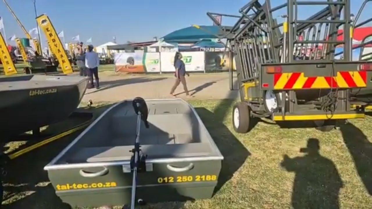 Johan van Tal-Tec gesels oor hulle Dinghy. Een van die hoofkarakters van Dinghy & Dodge by NAMPO.