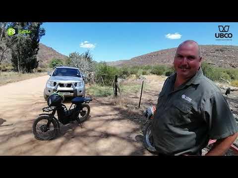 Jano gesels oor UBCO se elektriese motorfietse op die Rymax "road trip".