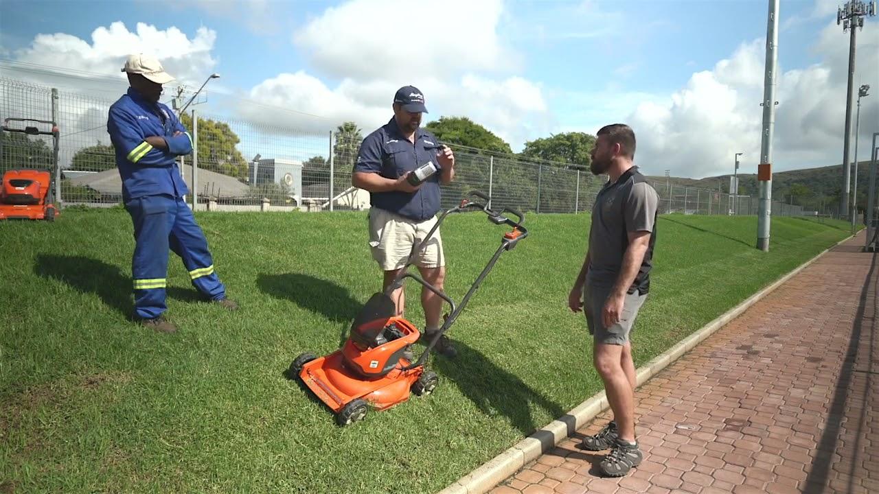 Hoërskool-Oos Moot gebruik Husqvarna battery grassnyers.